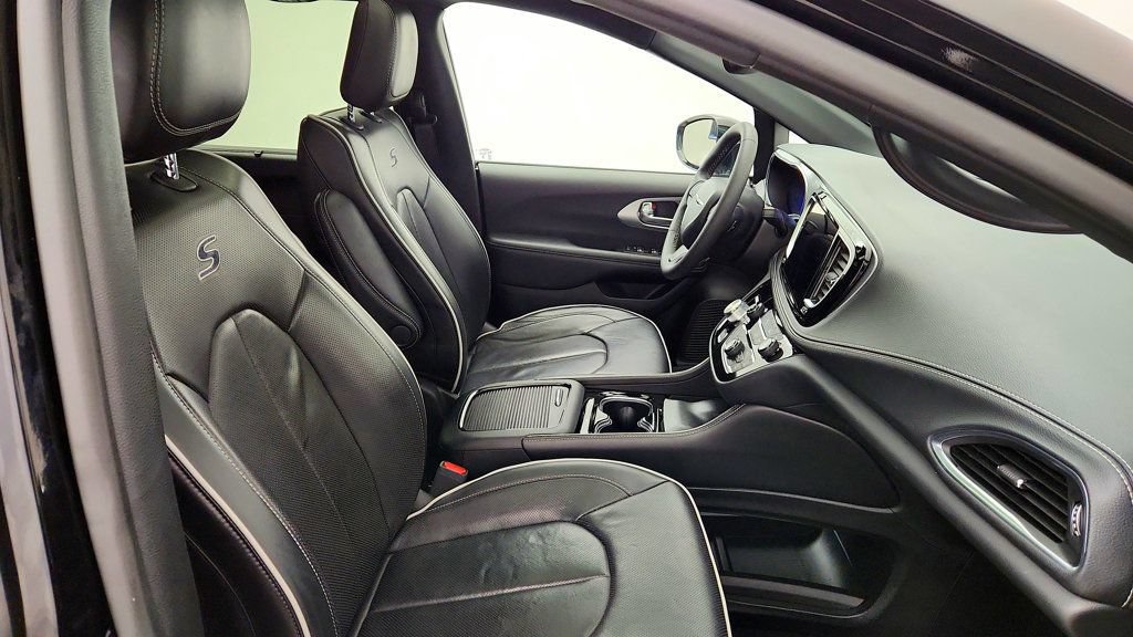 Used 2025 Chrysler Pacifica Limited FWD image 28