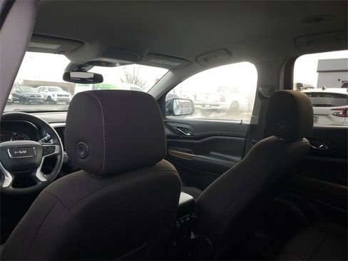 Used 2023 GMC Acadia SLE image 12