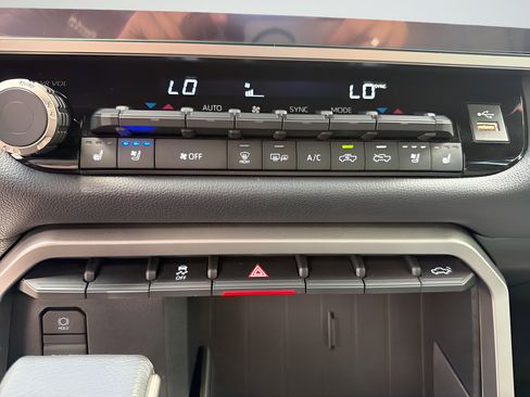 Used 2025 Toyota Tundra Limited AWD/4WD image 36