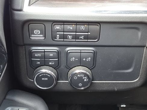 Used 2025 Chevrolet Suburban LT AWD/4WD image 28