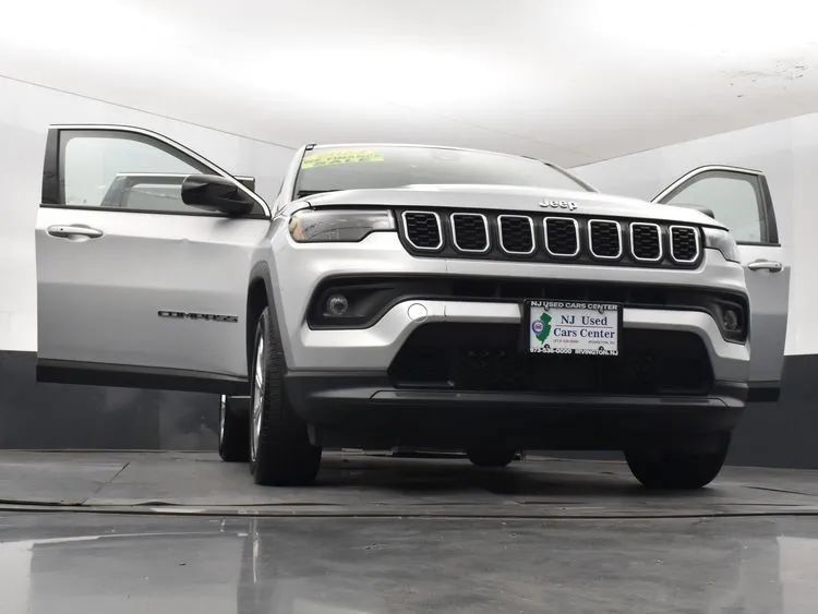 Used 2024 Jeep Compass Latitude AWD/4WD image 8