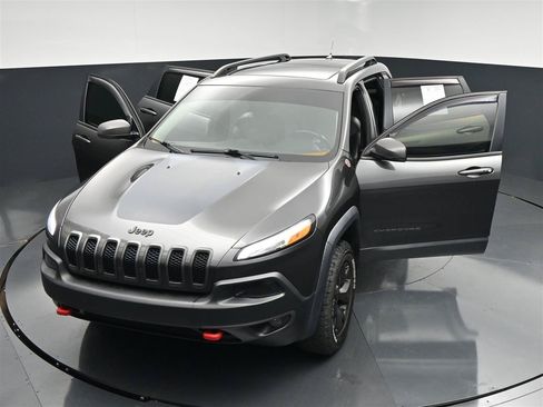 Used 2015 Jeep Cherokee Trailhawk w/ Comfort/Convenience Group AWD/4WD image 37