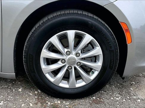 Used 2018 Chrysler Pacifica Touring-L FWD image 9