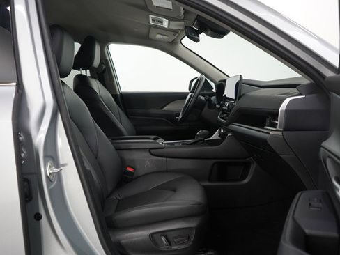 Used 2024 Toyota Grand Highlander XLE image 11