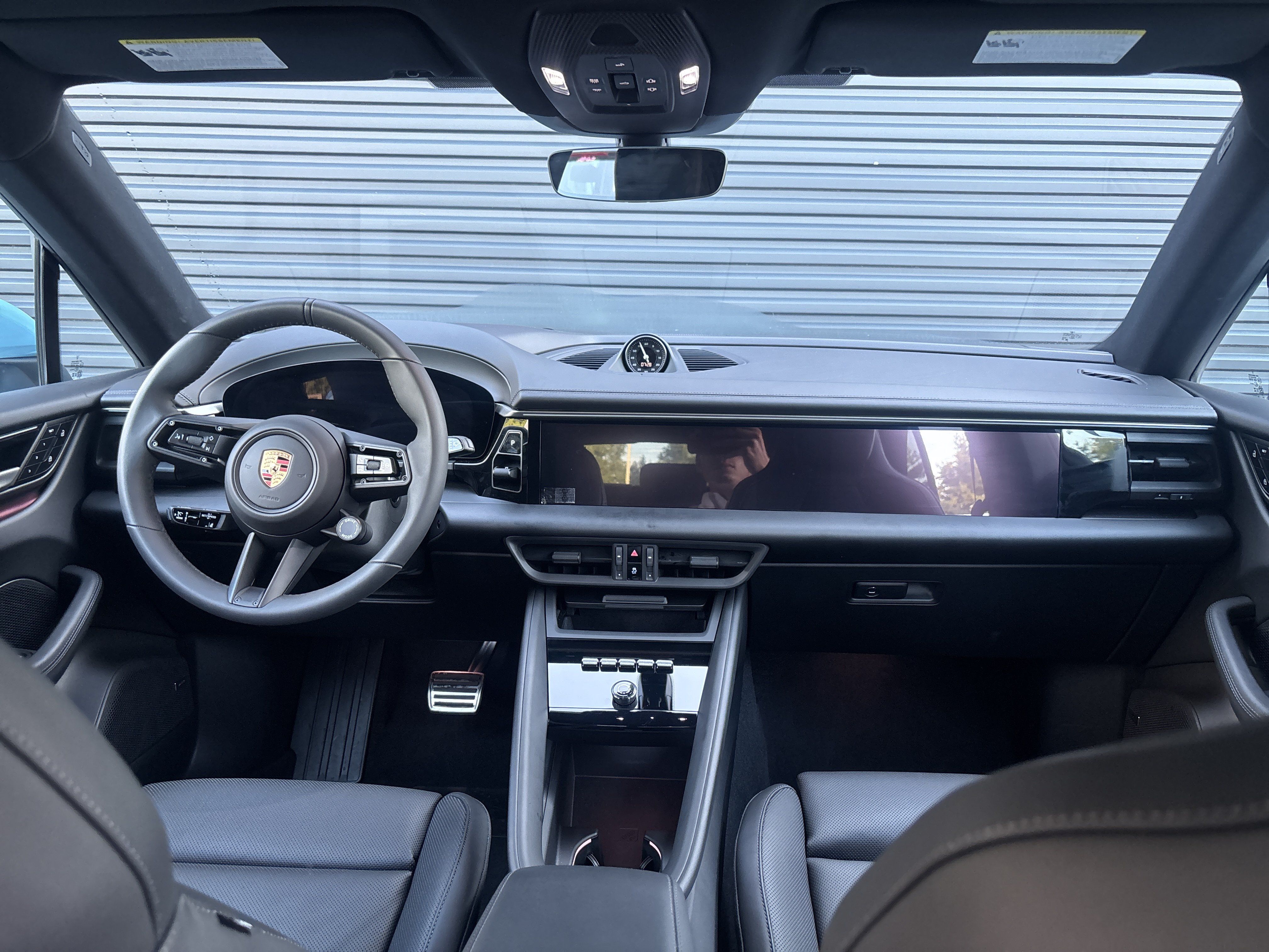 Certified 2025 Porsche Macan 4S Electric AWD/4WD image 18