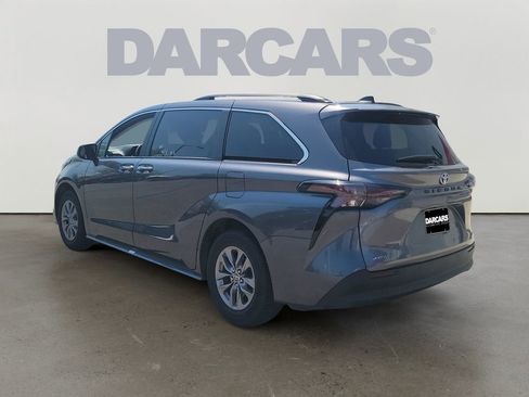 Used 2025 Toyota Sienna XLE FWD image 5
