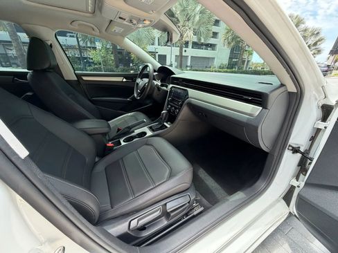 Used 2021 Volkswagen Passat 2.0T SE FWD image 19