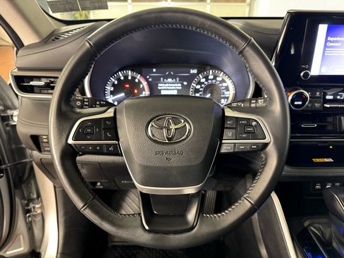 Used 2024 Toyota Highlander XLE image 19