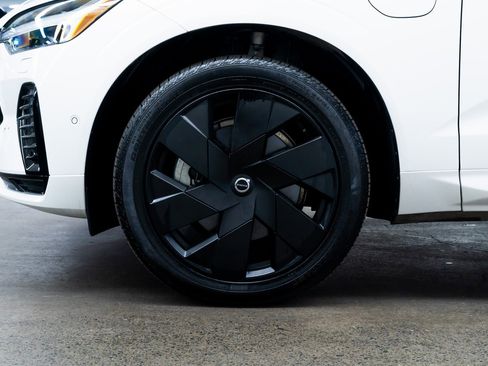 Used 2024 Volvo XC60 T8 Plus image 7