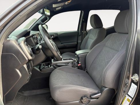 Used 2017 Toyota Tacoma TRD Sport w/ Tow Package (A/T) image 2