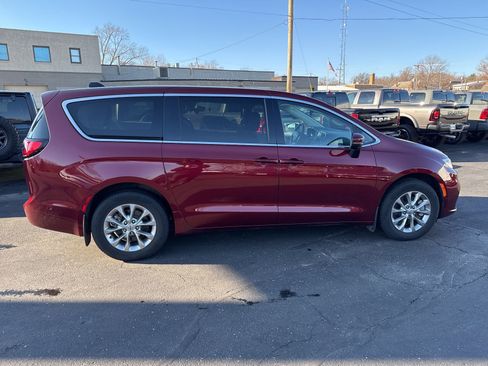 Used 2023 Chrysler Pacifica Touring-L image 8