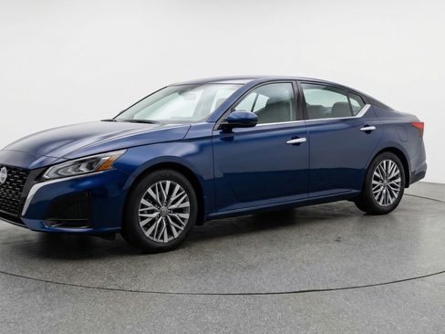 Used 2025 Nissan Altima 2.5 SV FWD image 3