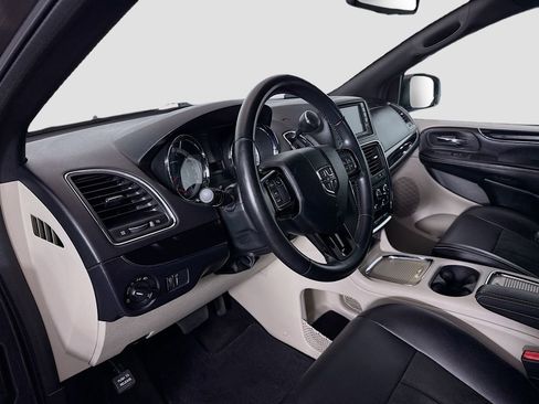 Used 2019 Dodge Grand Caravan SXT FWD image 9