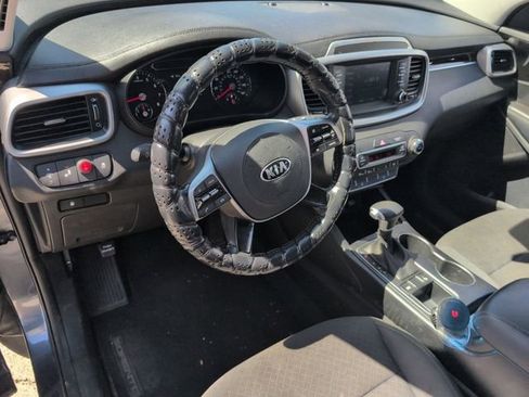 Used 2019 Kia Sorento S FWD image 10