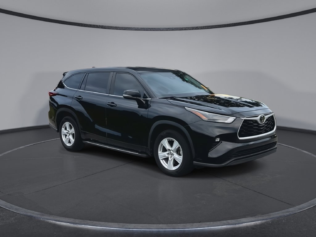 Used 2024 Toyota Highlander LE FWD image 2