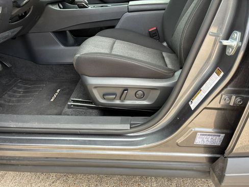 Used 2025 Nissan Rogue SV image 18