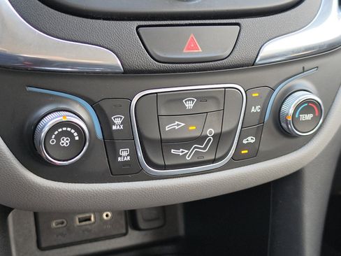 Used 2019 Chevrolet Equinox LS FWD image 24