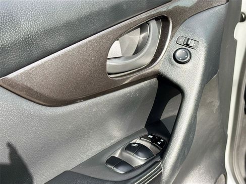 Used 2020 Nissan Rogue S image 18