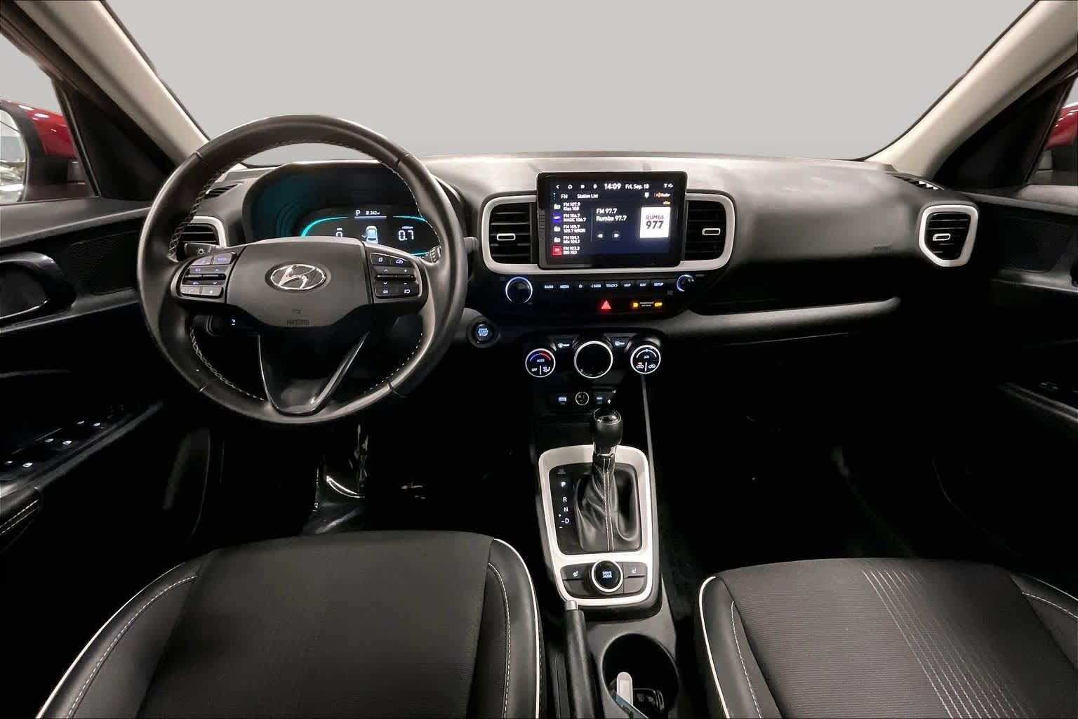 Used 2024 Hyundai Venue Limited FWD image 15