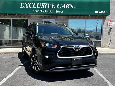 Used 2022 Toyota Highlander XLE AWD/4WD image 1