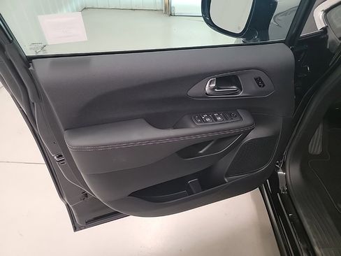 New 2025 Chrysler Pacifica Select image 12