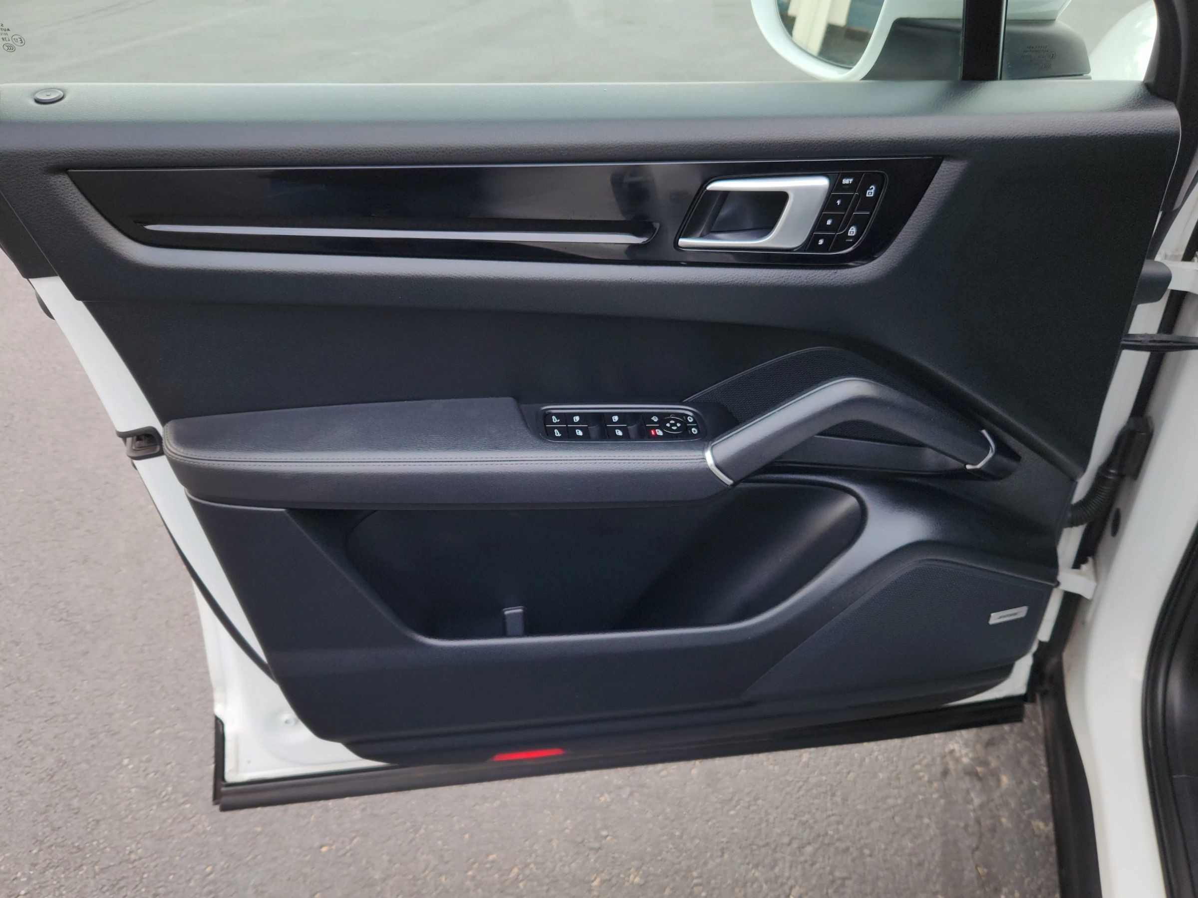 Used 2020 Porsche Cayenne w/ Premium Package Plus AWD/4WD image 9