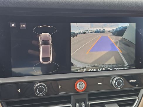 Certified 2025 Porsche Macan image 18