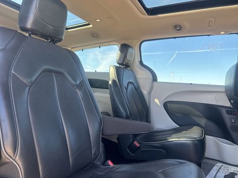Used 2018 Chrysler Pacifica Limited image 21