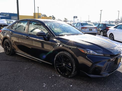 Used 2025 Toyota Camry SE image 3