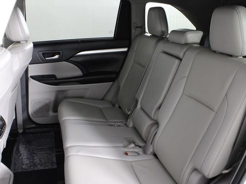 Used 2019 Toyota Highlander XLE AWD/4WD image 21