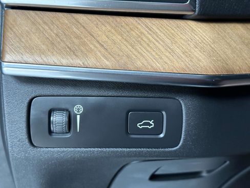 Certified 2022 Volvo XC90 T6 Momentum image 26