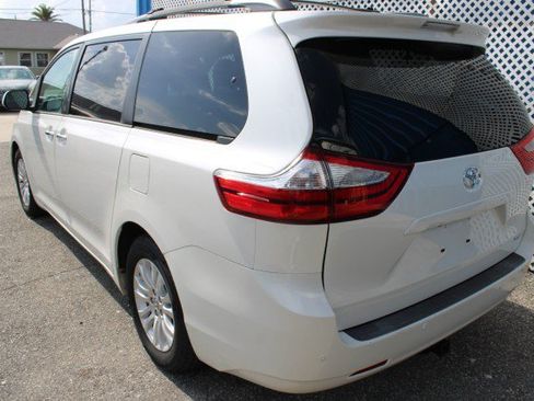 Used 2015 Toyota Sienna XLE w/ XLE Navigation Package FWD image 5
