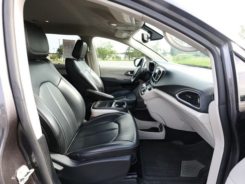 Used 2021 Chrysler Voyager Lxi FWD image 21