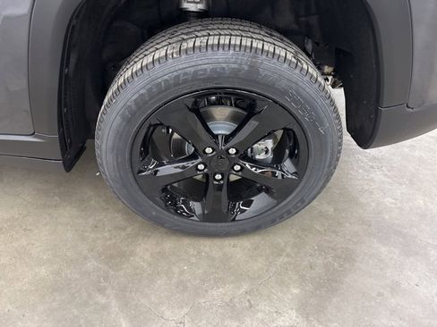 Used 2025 Jeep Grand Cherokee Altitude image 21