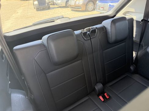 Used 2018 Volkswagen Tiguan SEL FWD image 12