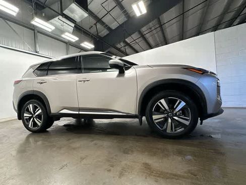 Used 2021 Nissan Rogue SL w/ Premium Package image 3