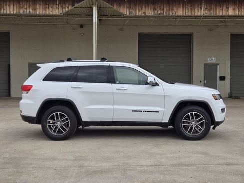 Used 2017 Jeep Grand Cherokee Limited w/ Luxury Group II image 3