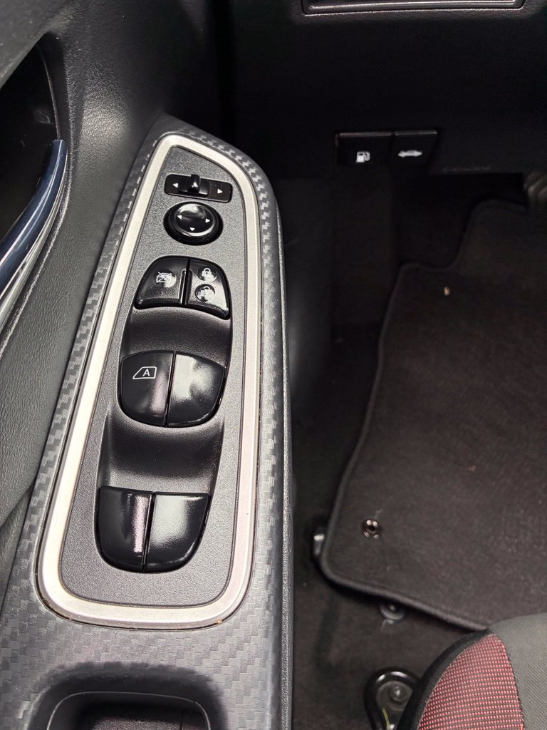 Used 2025 Nissan Versa SR FWD image 27