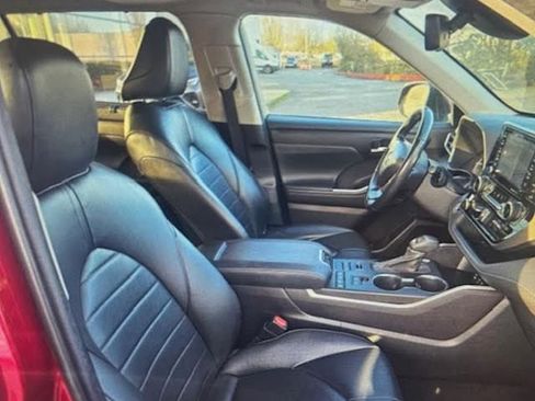 Used 2022 Toyota Highlander XLE image 2