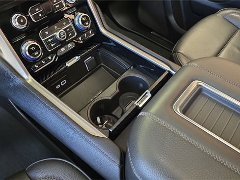 Used 2024 GMC Yukon XL Denali image 27