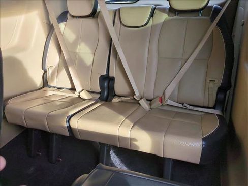 Used 2018 Kia Sedona SX image 21