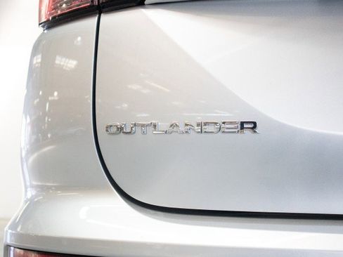 New 2025 Mitsubishi Outlander SE image 4