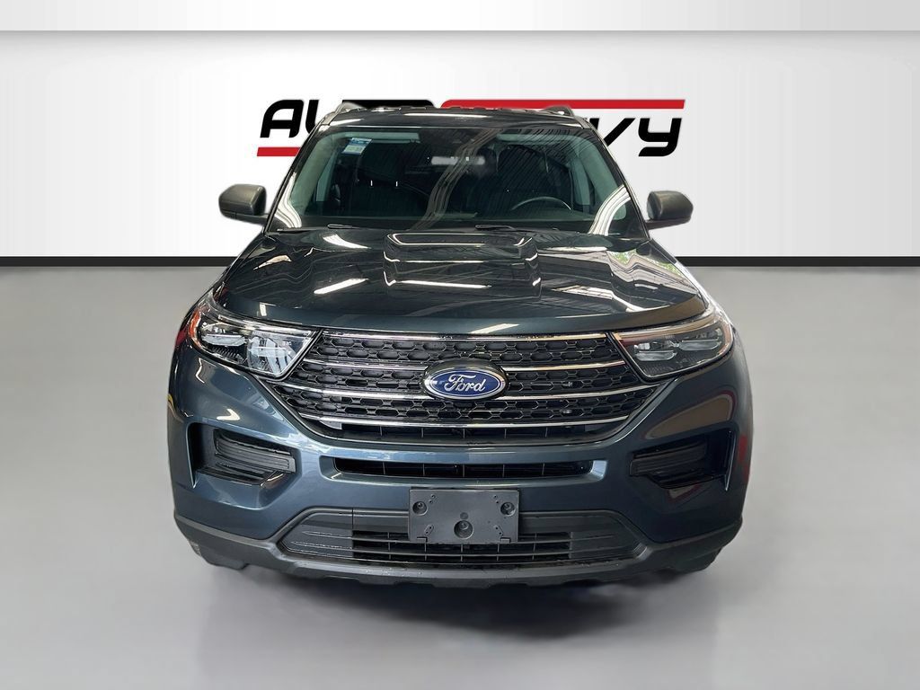 Used 2023 Ford Explorer XLT w/ Class IV Trailer Tow Package AWD/4WD image 2