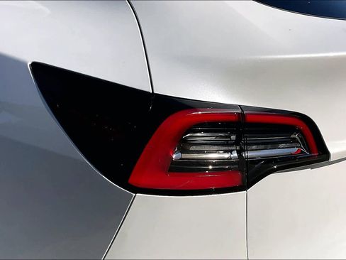 Used 2021 Tesla Model Y Long Range image 28