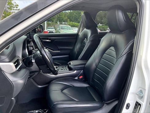 Used 2023 Toyota Highlander XLE AWD/4WD image 24