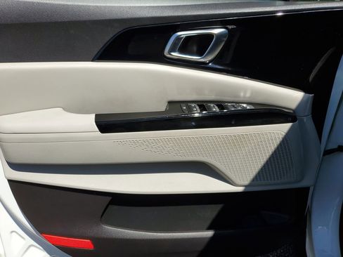 Used 2024 Kia Carnival EX image 20