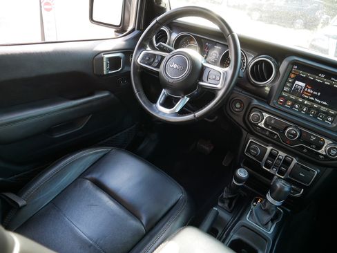 Used 2020 Jeep Wrangler Unlimited Sahara image 9