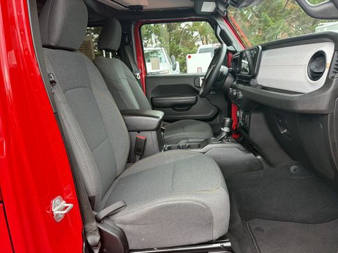Used 2024 Jeep Wrangler Unlimited AWD/4WD image 33