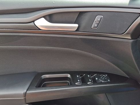 Used 2018 Ford Fusion SE w/ Equipment Group 201A FWD image 13