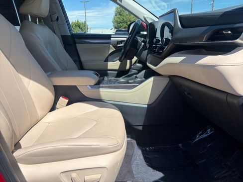 Used 2023 Toyota Highlander Limited AWD/4WD image 30